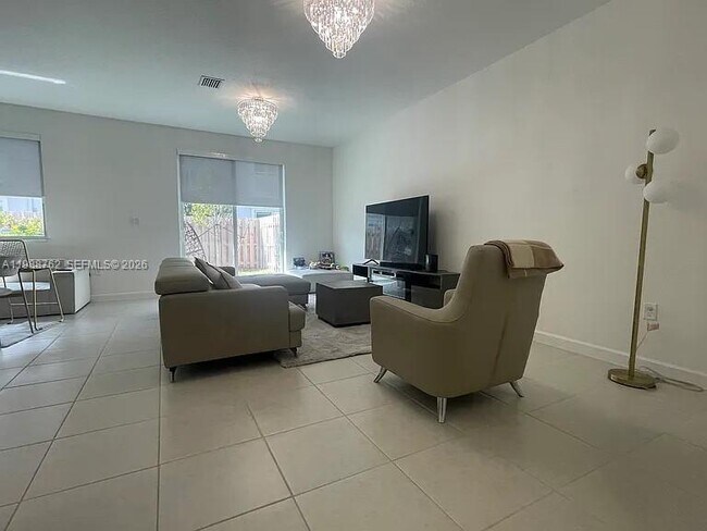 Building Photo - 728 SE 14th Ct