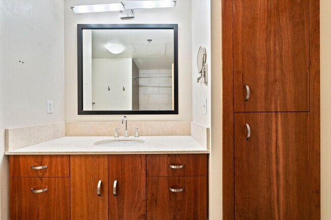 Building Photo - Elizabeth Lofts - 7th floor west facing Pearl District studio w/parking/concierge/most utilities