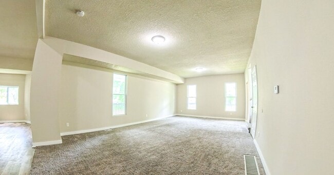 Building Photo - Fully Remodeled 4 Bedroom 2.5 Bathroom