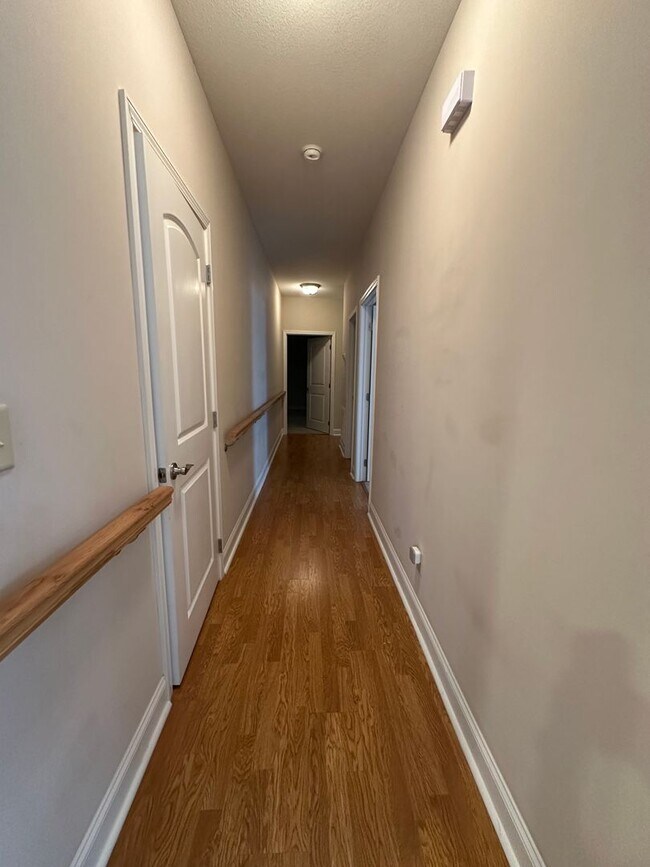 Building Photo - 3 Bedroom / 2 Bath Brick Home Kingsport, TN