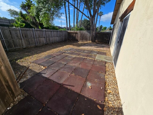 Building Photo - Spacious 4 Bedroom Home with 2-Car Garage & Large Living Areas