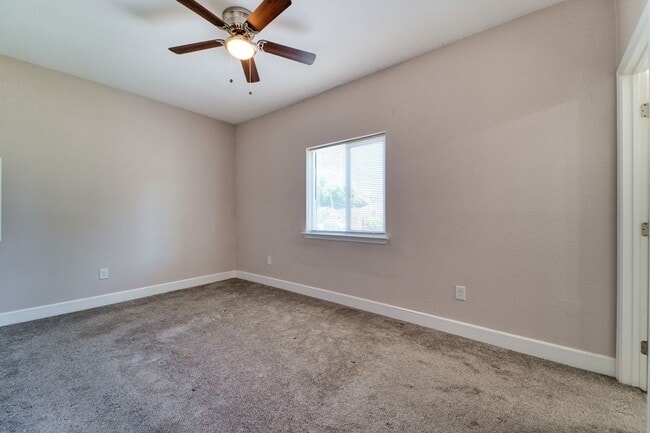 Building Photo - Like new home in Olivehurst