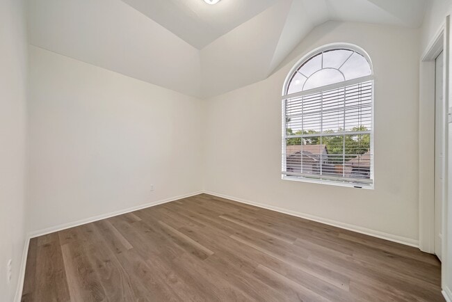 Building Photo - 18439 Sunrise Oaks Ct