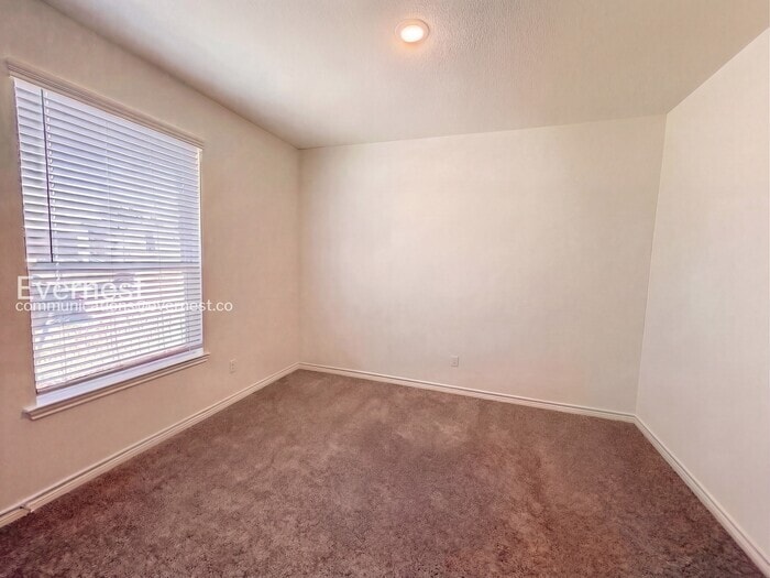 Building Photo - 2211 Hornbeam St