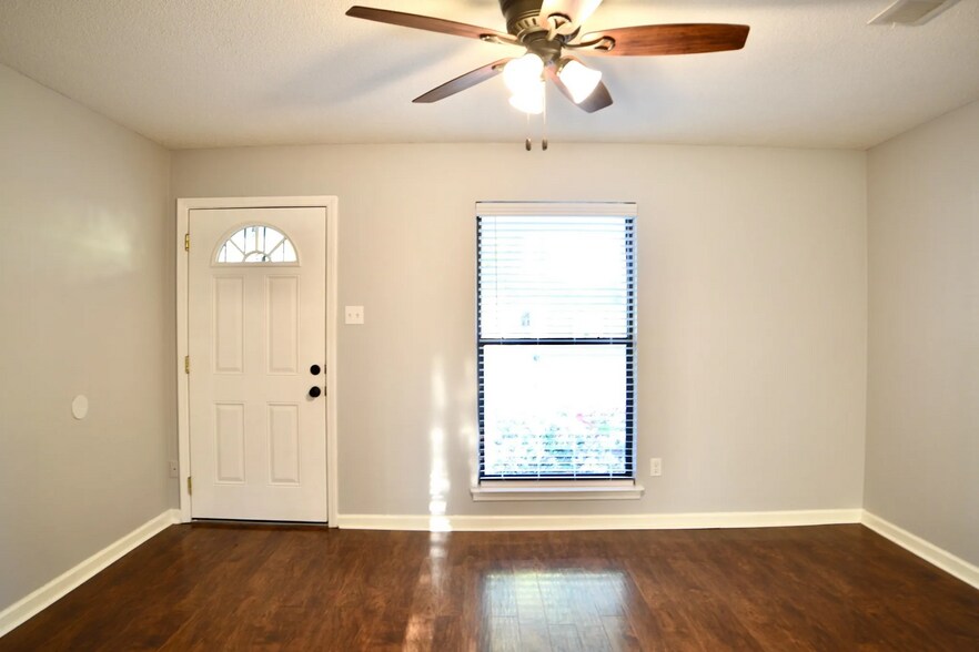 Building Photo - 925 Greenview Rd