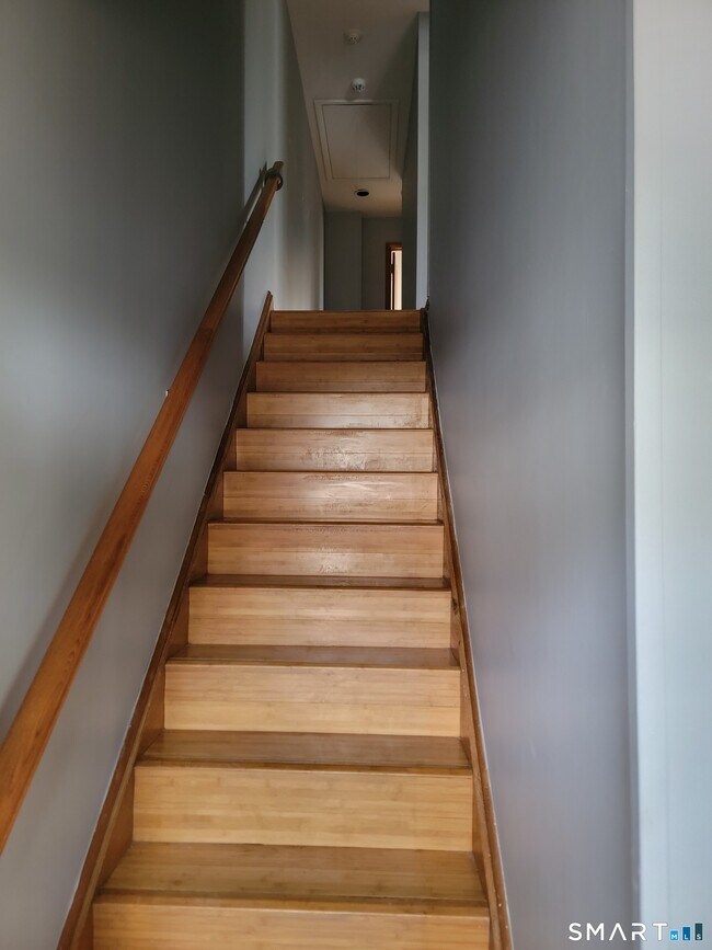 Building Photo - 235 High Ridge Dr