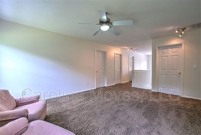 Building Photo - 140 Rounded Wing Dr