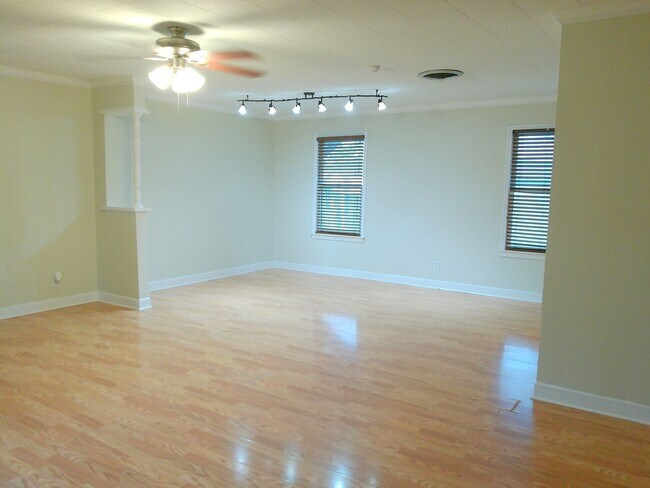 Building Photo - 4026 Brentwood Dr
