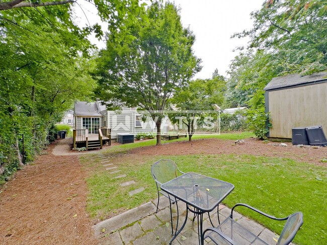 Building Photo - Charming 2BR/1BA Bungalow in Crestwood South