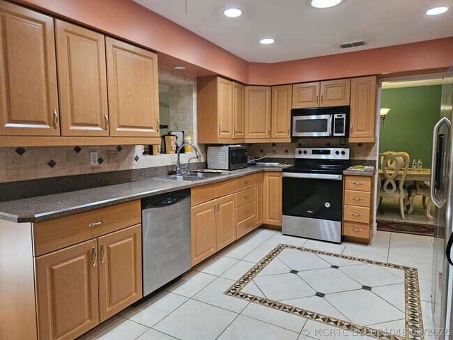 Building Photo - 286 NE Brunson Ct