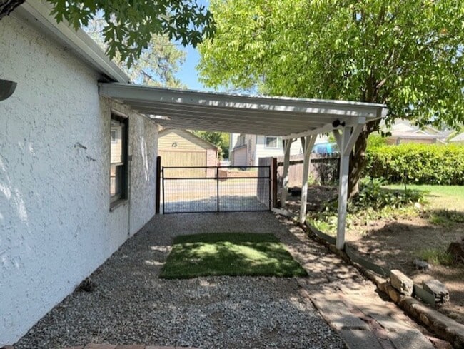 Building Photo - Furnished 3 Bedroom Downtown Home On Corne...