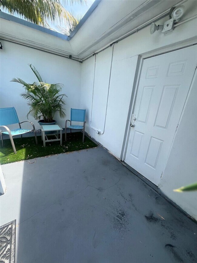 Building Photo - 14615 N Miami Ave