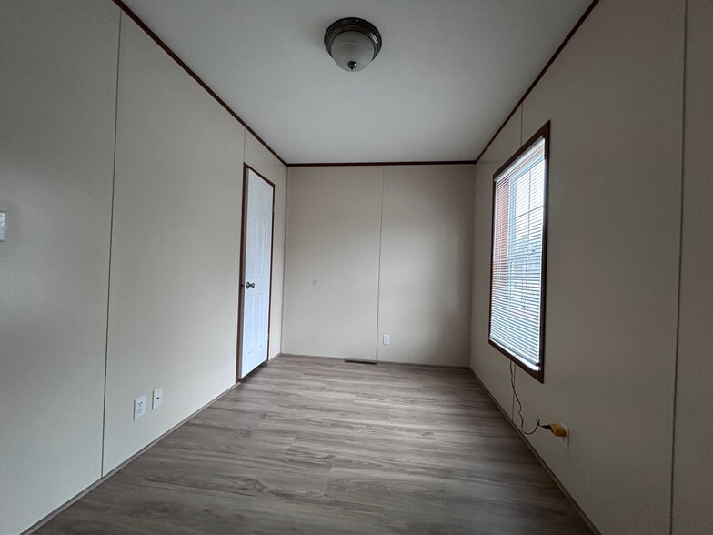 Building Photo - 5 Oak Tree Ln