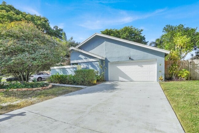 Building Photo - 940 Rainberry Lake Dr