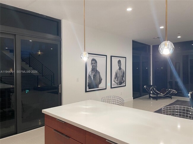 Building Photo - 909 NE 16th Terrace