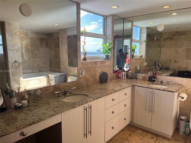 Building Photo - 10350 W Bay Harbor Dr
