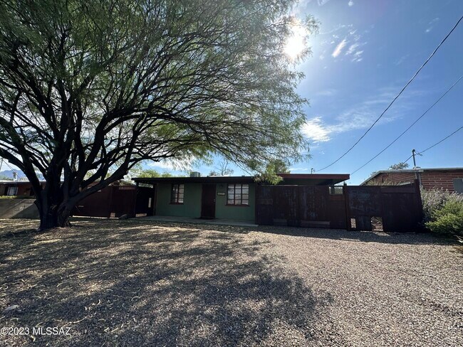 Building Photo - 2208 N Rita Ave