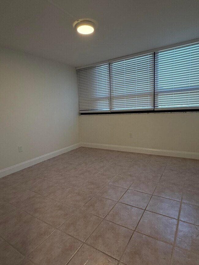 Building Photo - 5600 N Flagler Dr