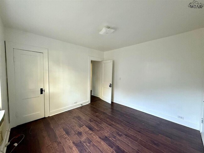 Building Photo - 2122 Yale Ave