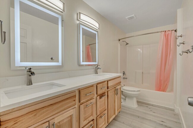 Building Photo - 8913 N Pine Hollow Dr