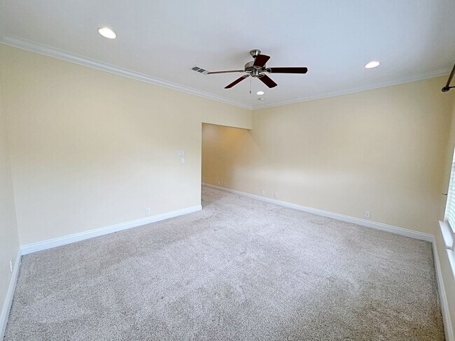 Building Photo - 3 Bedroom Townhouse in Gated Community off...