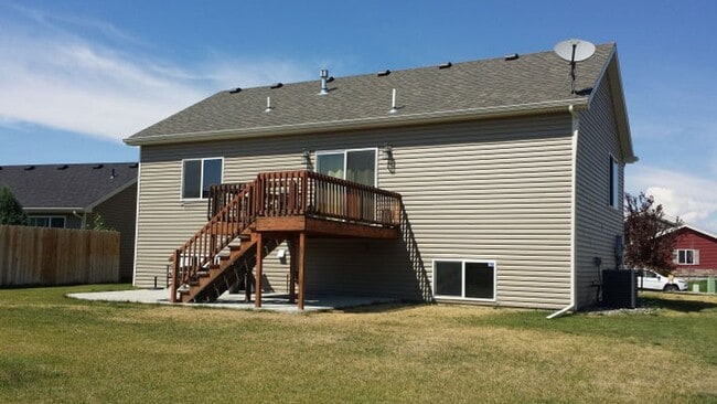 Building Photo - Newer Stunning 4 Bedroom Home w/ Garage
