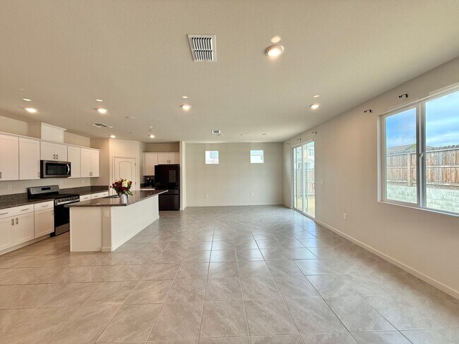 Building Photo - Bright and Modern Home in Hollister