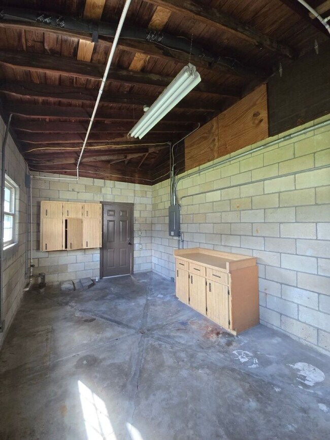 Building Photo - Charming Single Family Home with Beautiful...