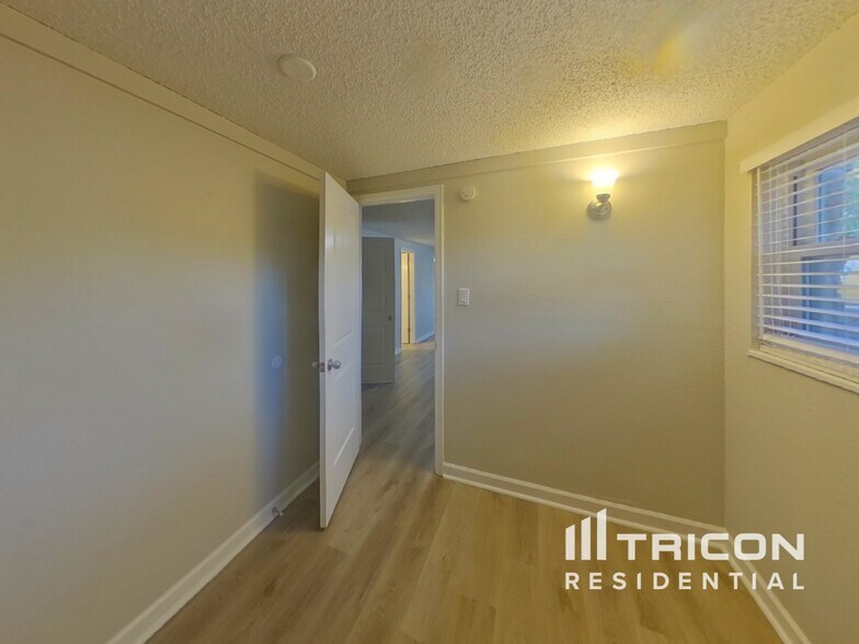 Building Photo - 5014 Bradley Cir