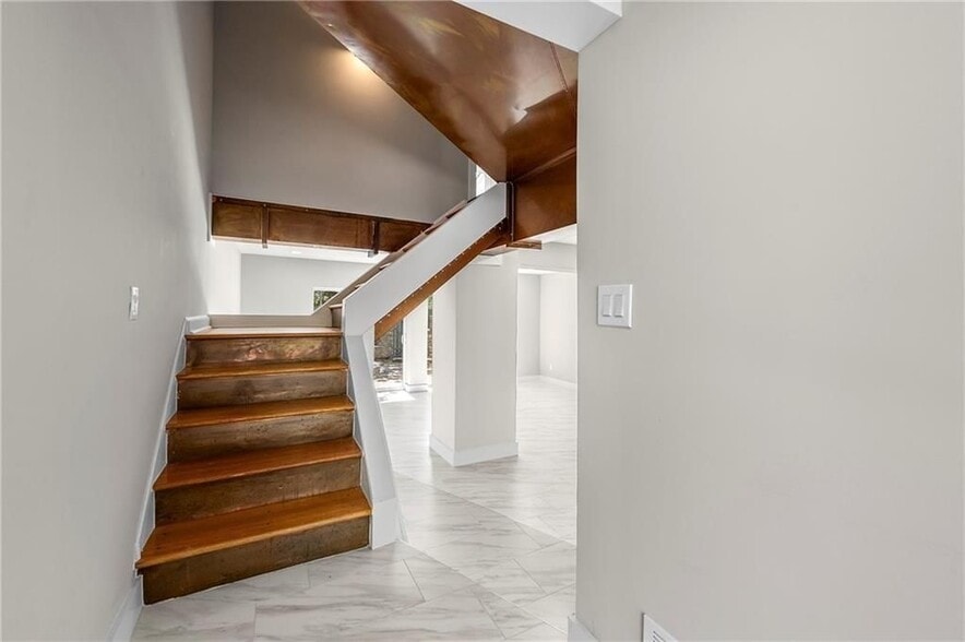 Building Photo - 1009 Riverbend Club Dr SE