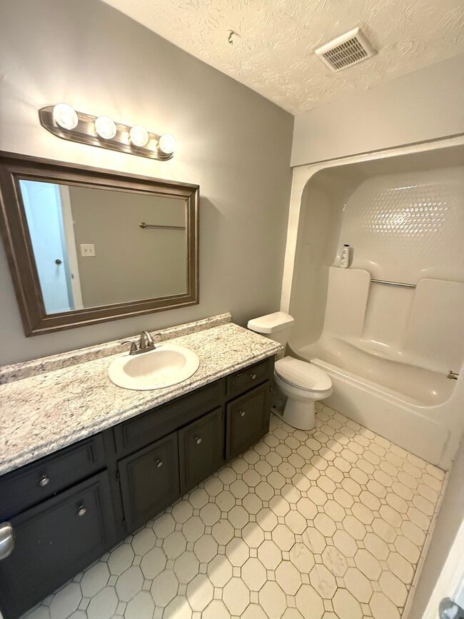 Building Photo - **3 Bed 2 Bath Located in Brentwood ** Cal...