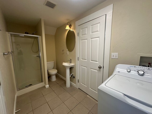 Building Photo - 3 Bedroom 2 Bathroom Home with Yard