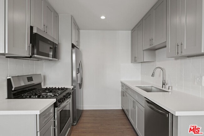 Primary Photo - 1117 S Bronson Ave