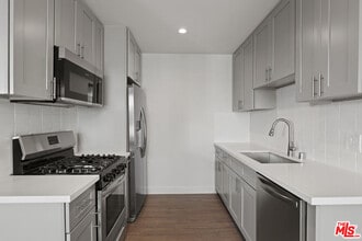 Building Photo - 1117 S Bronson Ave