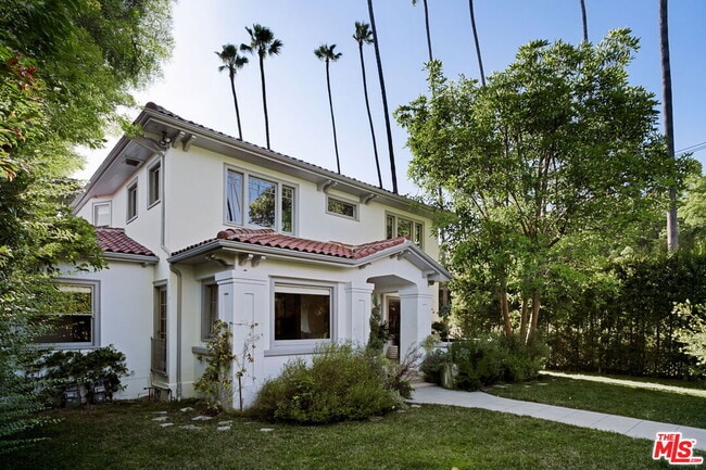 Building Photo - 2027 Canyon Dr