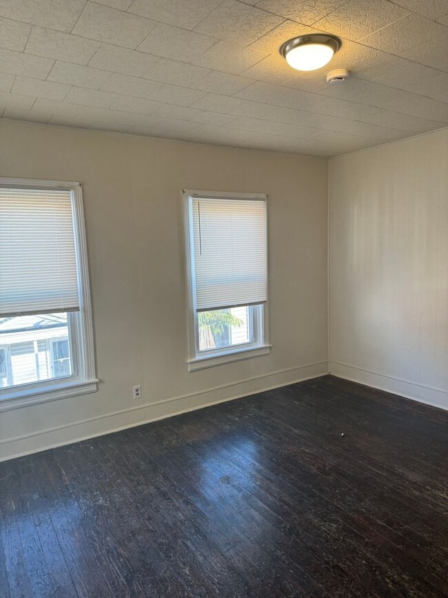 Building Photo - 3 bedroom, 1 bath, 3 story half double house