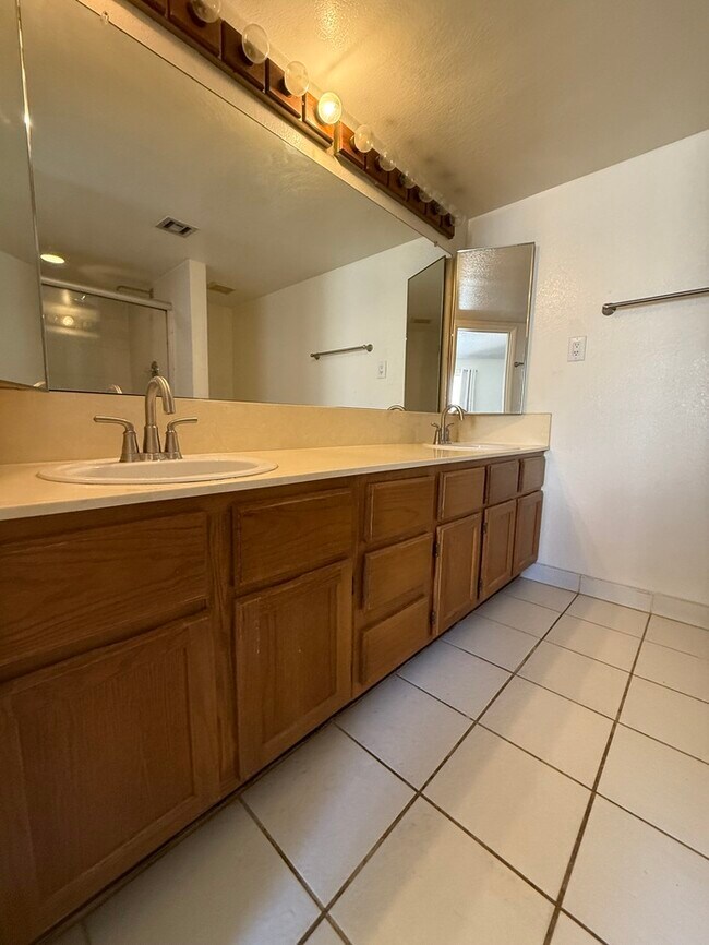 Building Photo - Town Home For Rent