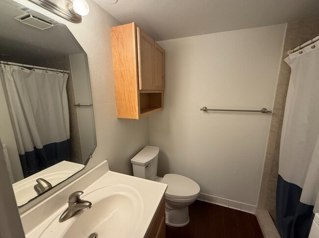 Building Photo - 631 N Orange Ave