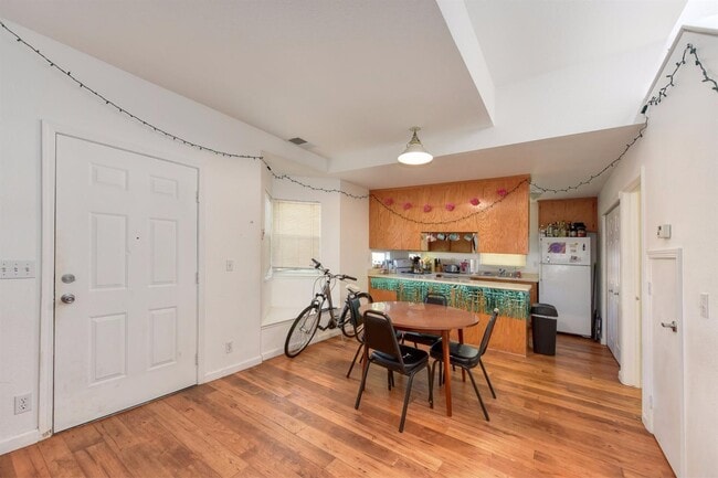 Building Photo - 4 Bedroom Townhome near UC Davis