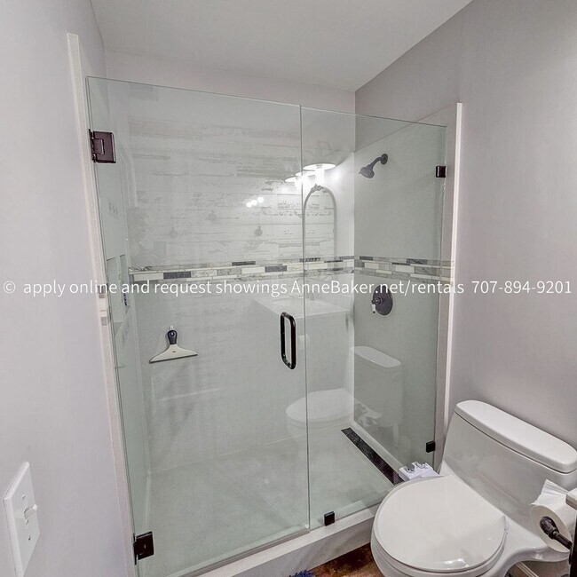 Building Photo - Exquisitely Updated Condo - Must See