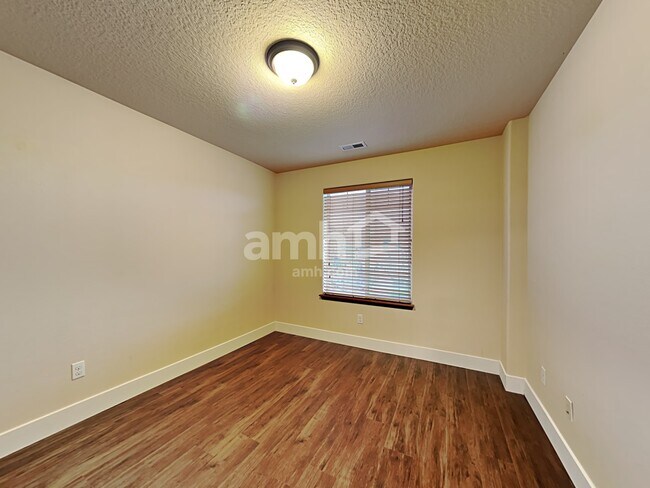 Building Photo - 33586 SE Steinfeld St