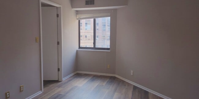 Building Photo - Bright And Cozy 1 Bed 1 Bath Condo In Vibr...
