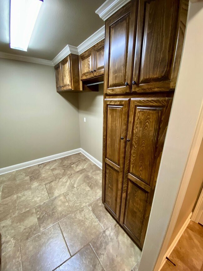 Building Photo - ** AVAILABLE JUNE 1ST ** STUNNING 4/3.5 IN...