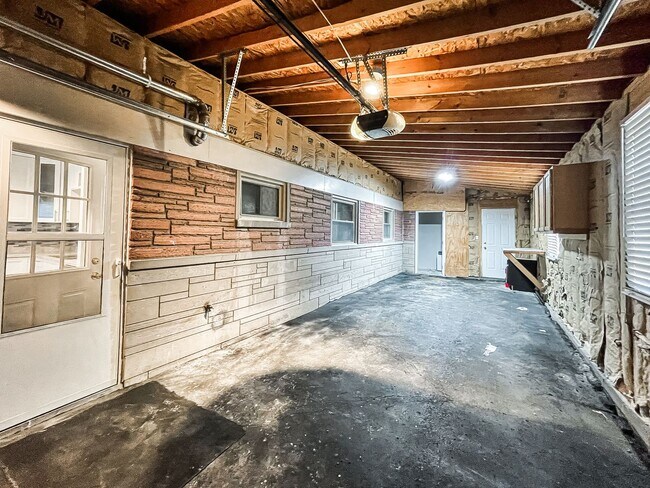 Building Photo - 449 Carol Dr