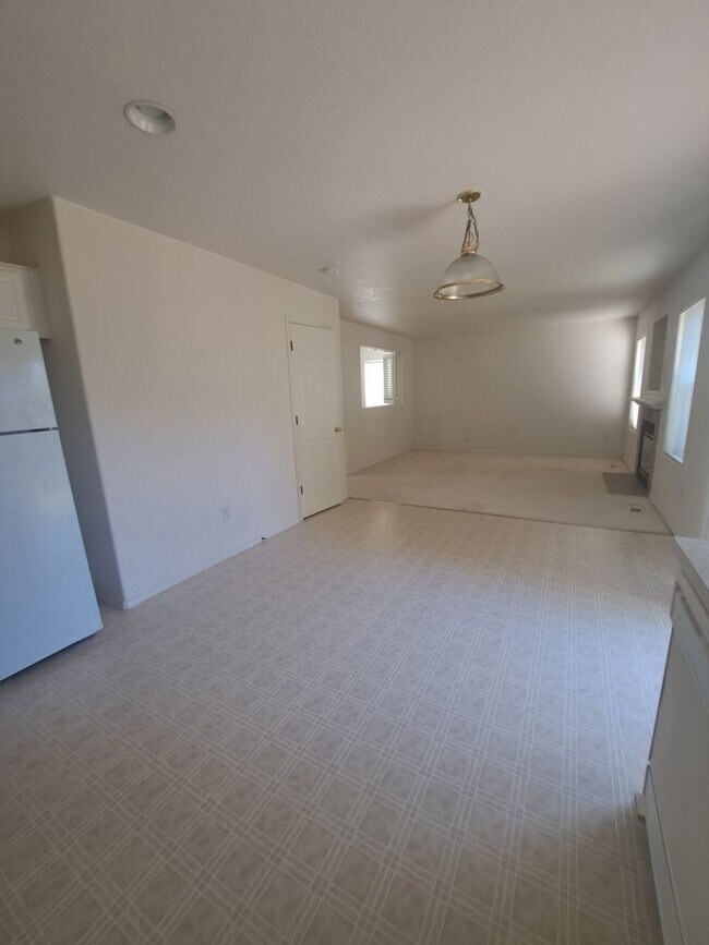 Building Photo - Beautiful Bright 3 bedroom - A/C  - Move i...