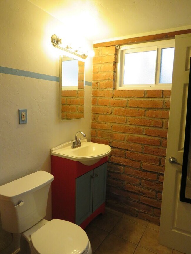 Building Photo - Charming Bungalow Guest House with utilities in Central Tucson