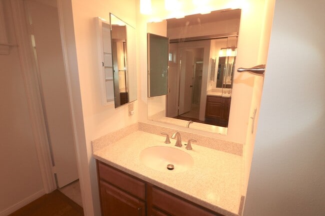 Building Photo - 3/2 house in North Clairemont! 2 car garag...
