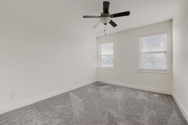 Building Photo - 401 Parkline Dr
