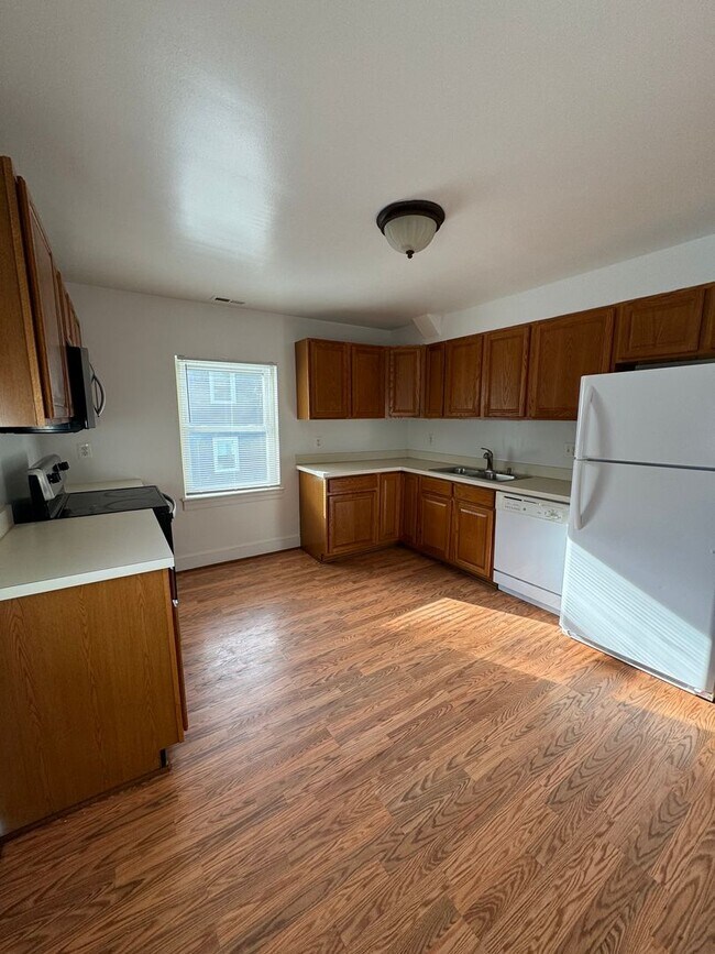 Building Photo - 67 E Shirley Ave