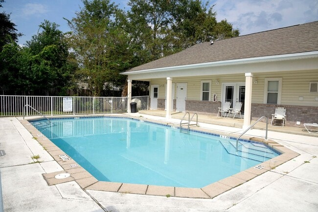 Building Photo - 2 Bedroom Townhouse in Great Location!